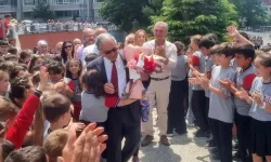 44 yıllık eğitimci gözyaşlarıyla emekli oldu