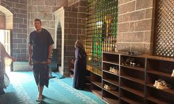 Diyarbakır'da Fransız turistten cami adabı hassasiyeti!