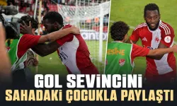 GOL SEVİNCİNİ SAHADAKİ ÇOCUKLA PAYLAŞTI