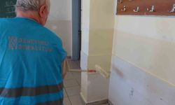 Cezalarını okullardaki sınıfları boyayarak çektiler