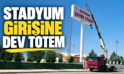 STADYUM GİRİŞİNE DEV TOTEM