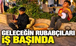 Tarihi ilçeye gelenlere müzik ziyafeti veriyorlar