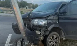 Batman'da hafif ticari araç aydınlatma direğine çarptı: 1 yaralı