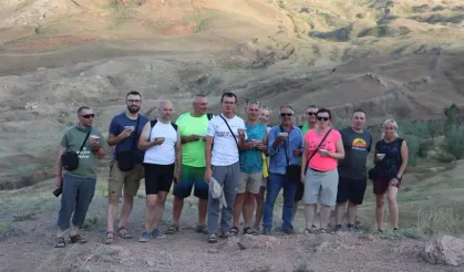 Ağrı Dağı'nda zirve yapan turistler, aşure yedi