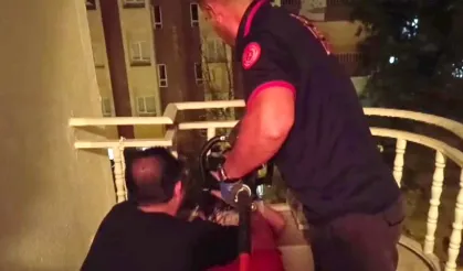 Batman'da balkon korkuluklarına kafası sıkışan küçük kızı itfaiye kurtardı