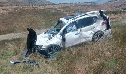 Batman’da otomobil şarampole yuvarlandı! 2 yaralı
