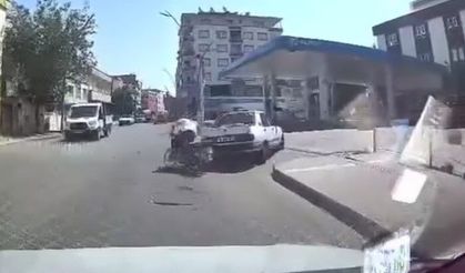 Motosikletin otomobile çarpma anı araç kamerasında