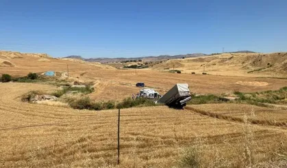 Tır, bariyer ve buğday tarlasını aşıp sulama kanalına düştü! 3 yaralı