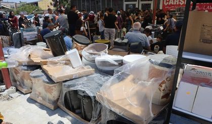 Hatay'da mağaza açılışında izdiham