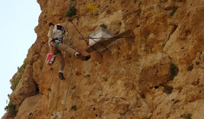 600 metre yüksekliğinde sınırları aşan hasat: Gercüş'ün cesur arıcısı iş başında