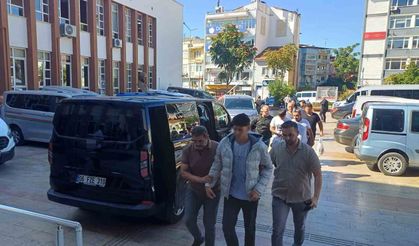 Okul çevresinde pompalı tüfekle yakalanan şüpheliler adliyeye sevk edildi
