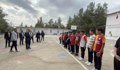 AK Partili Başkandan şampiyon okula hediye yağmuru