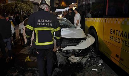 Batman'da otomobil belediye otobüsüne çarptı! 2 yaralı