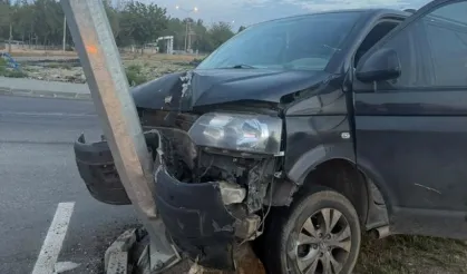 Batman'da hafif ticari araç aydınlatma direğine çarptı: 1 yaralı