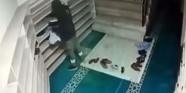 CAMİDE HIRSIZLIK YAPAN ŞAHIS GÜVENLİK KAMERALARINA YAKALANDI