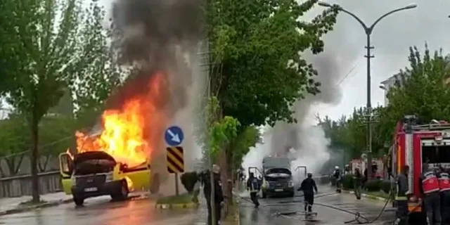 Seyir halindeki minibüs alev alev yandı