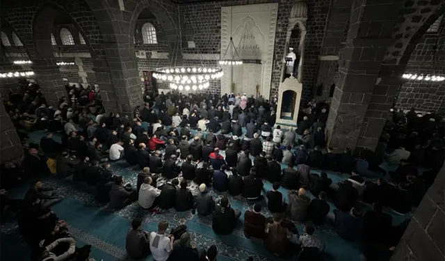 Vatandaşlar bayram namazı için Ulu Cami’ye akın etti