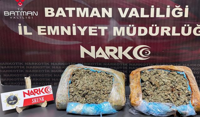 YOLCU ÇANTASINDAN 2.5 KİLO UYUŞTURUCU ÇIKTI