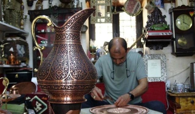 Bakır su takımı 350 bin çekiç darbesiyle hazırlanıyor