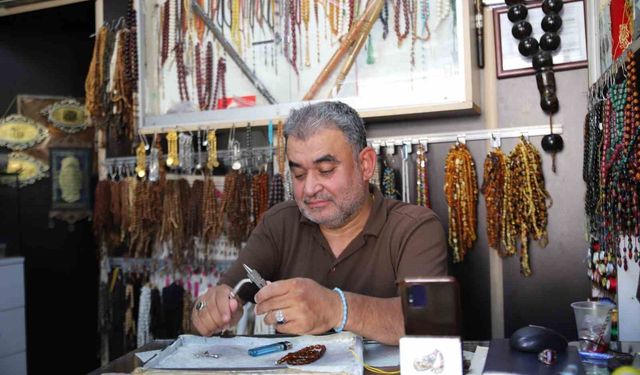 Engelini tespih yaparak unutuyor