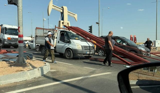 Batman'da kamyonetin kasasındaki demir profiller ön tarafa savruldu