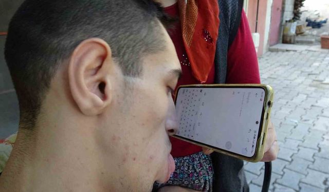 Engelleri burnuyla aştı: Telefonuyla hayata tutundu