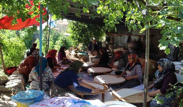 Kadınların kış hazırlığı: Tandır başında imece usulü ekmek pişiriyorlar