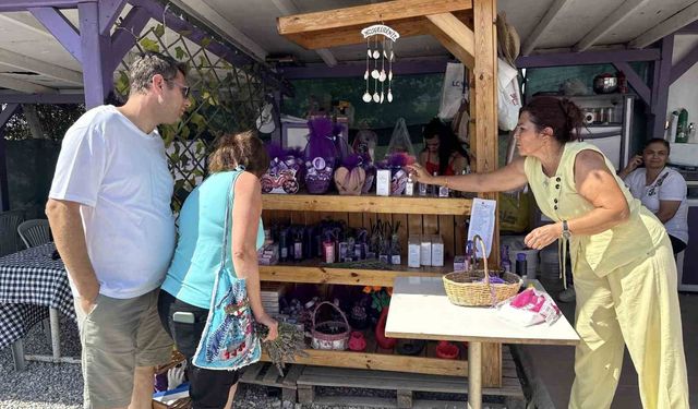 'Makasını getir, çiçeğini götür' etkinliğiyle lavanta tarlasında ziyaretçi akını