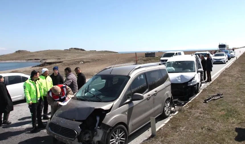 Cenaze konvoyunda zincirleme trafik kazası: 1 yaralı