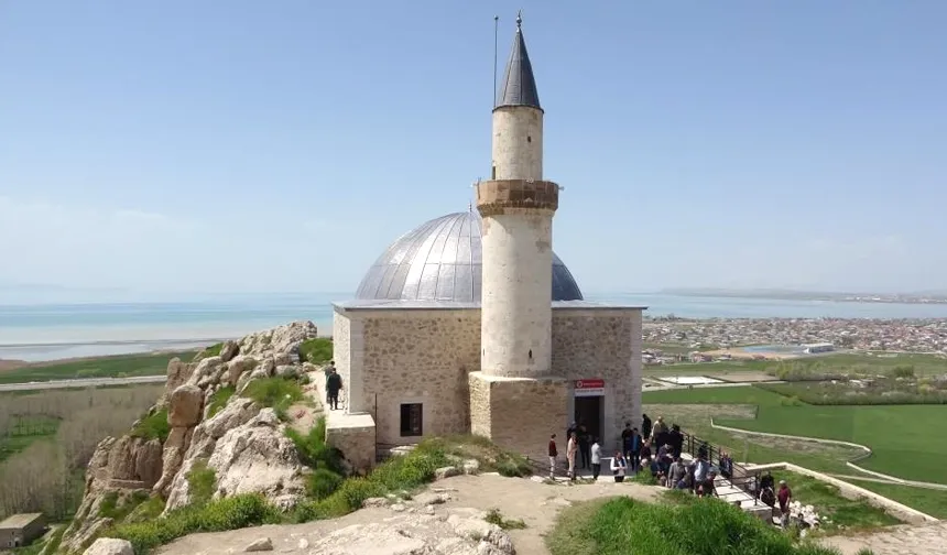Osmanlı'nın Van'daki sembolü yeniden ibadete açıldı