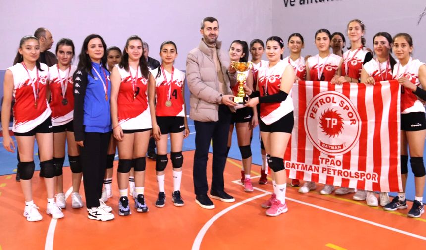 Petrolsporlu kızlar voleybolda bölge şampiyonu