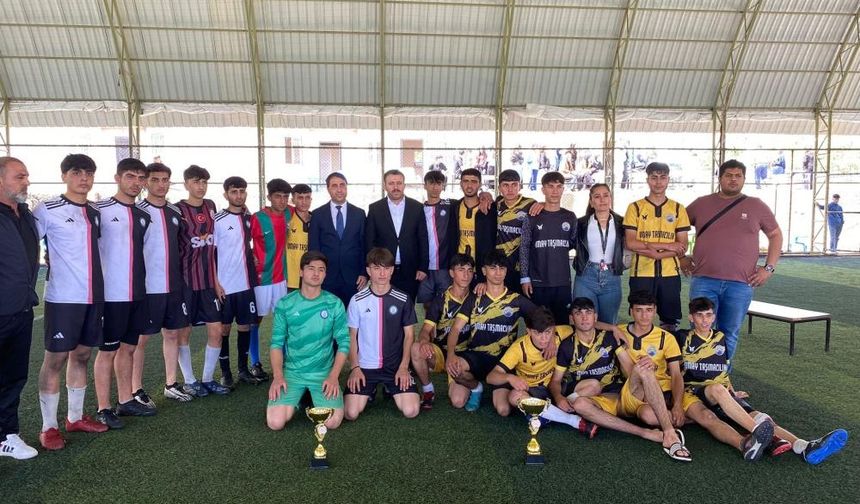 Liseler arası futbol turnuvası birincisi kupasını Kaymakam Yurdagül’den aldı