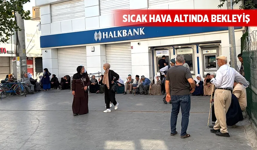 BANKA ÖNÜNDE KUYRUK ÇİLESİ