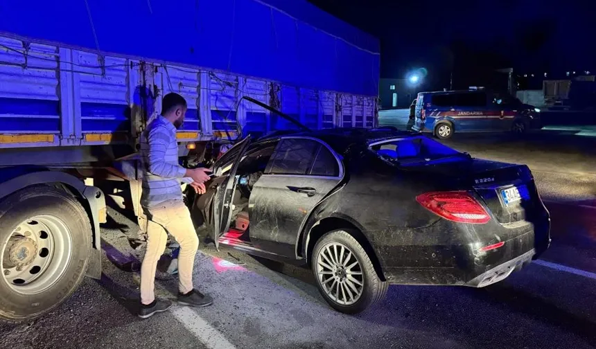 Otomobil, tırın altına girdi: 1’i ağır 2 yaralı