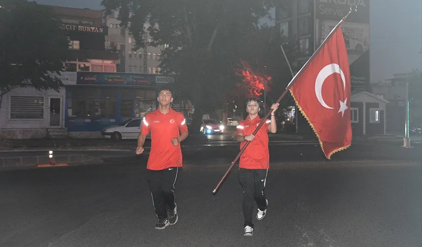 AY-YILDIZLI BAYRAĞI 5 KİLOMETRE TAŞIDILAR