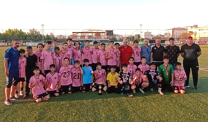 U13 LİGİ’NDE YENİLGİSİZ ŞAMPİYON OLDULAR
