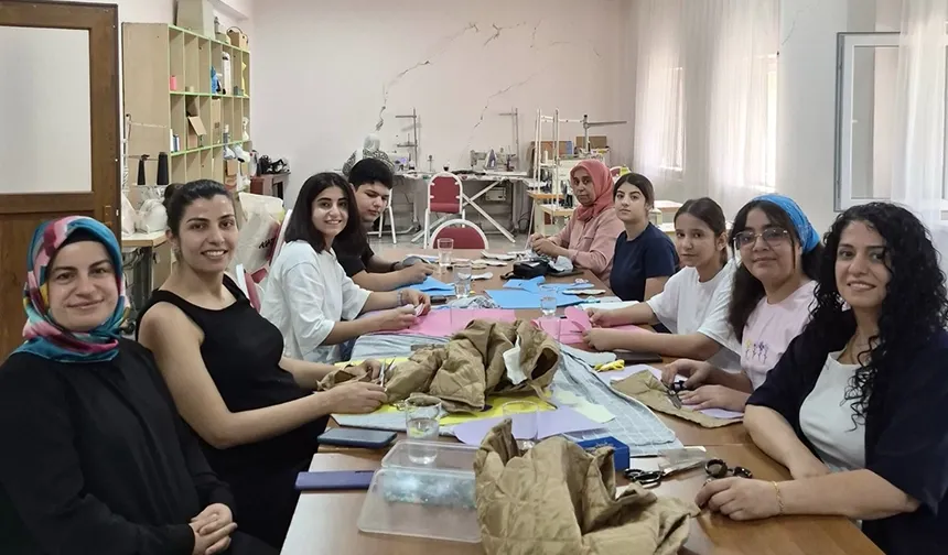 Geri dönüşüm malzemelerini sanata dönüştürdüler