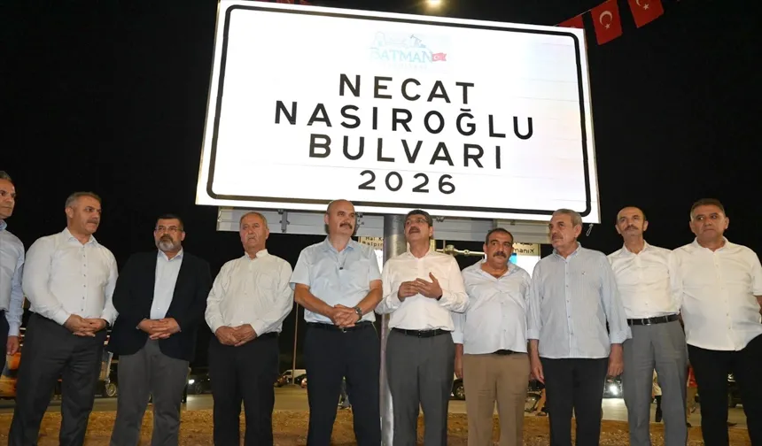 NECAT NASIROĞLU BULVARINDA HATIRA FOTOĞRAFI