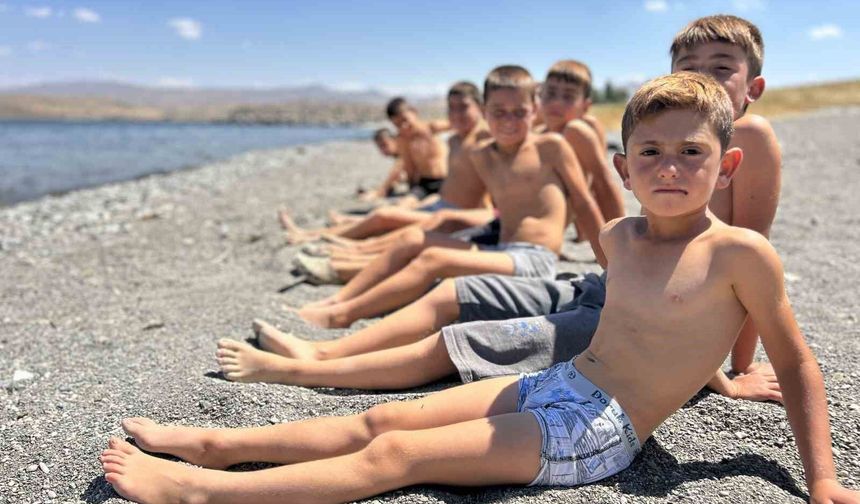 Van Gölü'nde yaz klasiği: Çocukların saçları sarardı