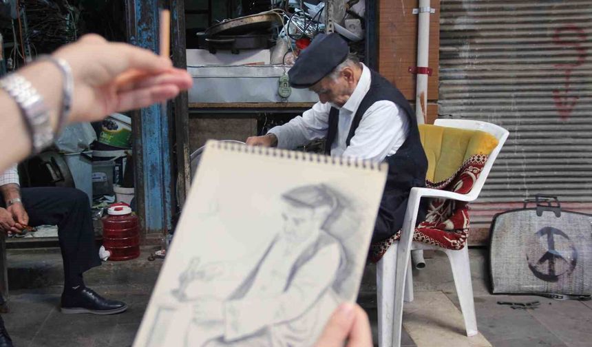 Cizreli öğretmen, unutulmaya yüz tutan meslek ustalarını karakalem çalışmasıyla resmediyor