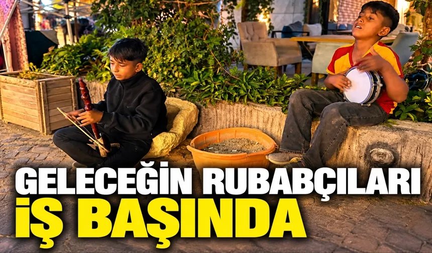 Tarihi ilçeye gelenlere müzik ziyafeti veriyorlar